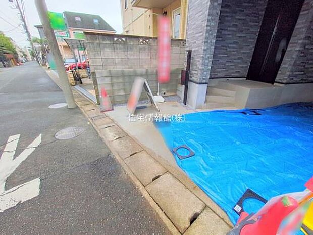 前面道路を含めた現地写真です。