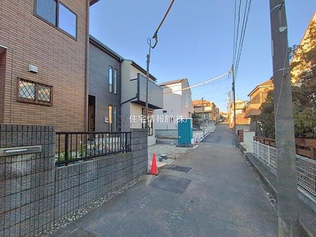 前面道路を含めた現地写真です。