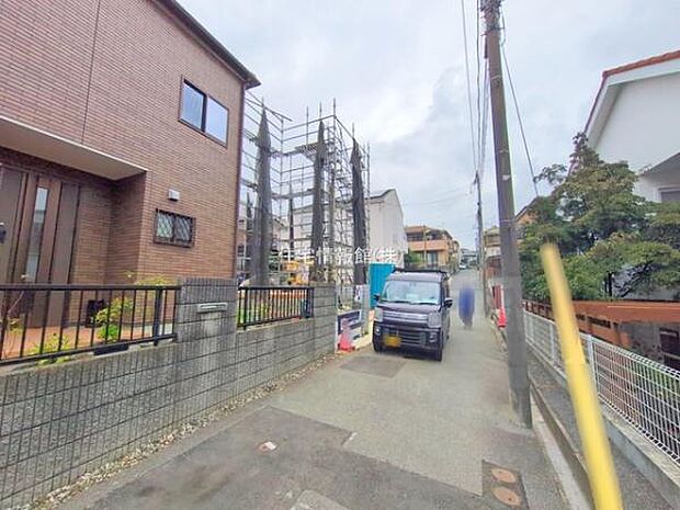 前面道路を含めた現地写真です。