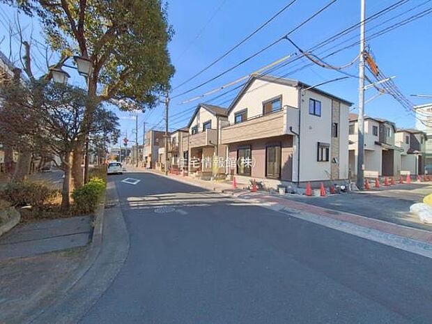 前面道路を含めた現地写真です。