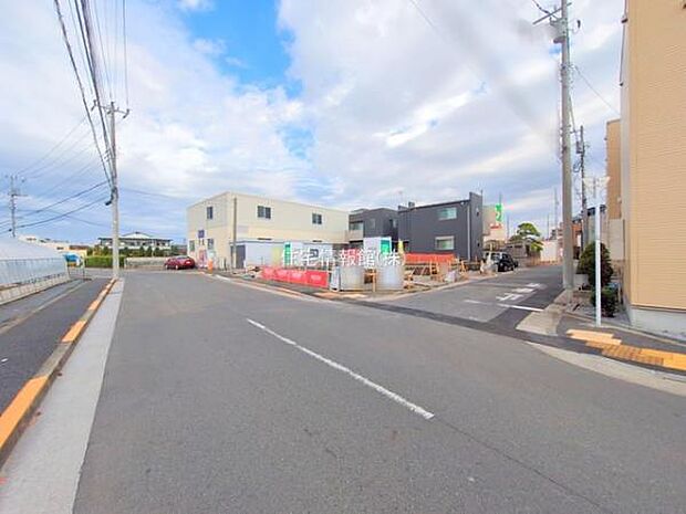 前面道路を含めた現地写真です。