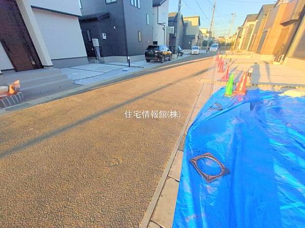 前面道路を含めた現地写真です。