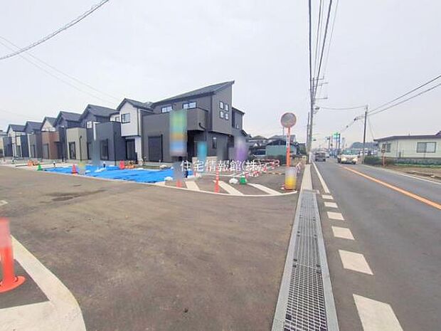 前面道路を含めた現地写真です。