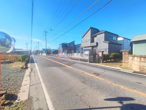 前面道路を含めた現地写真です。