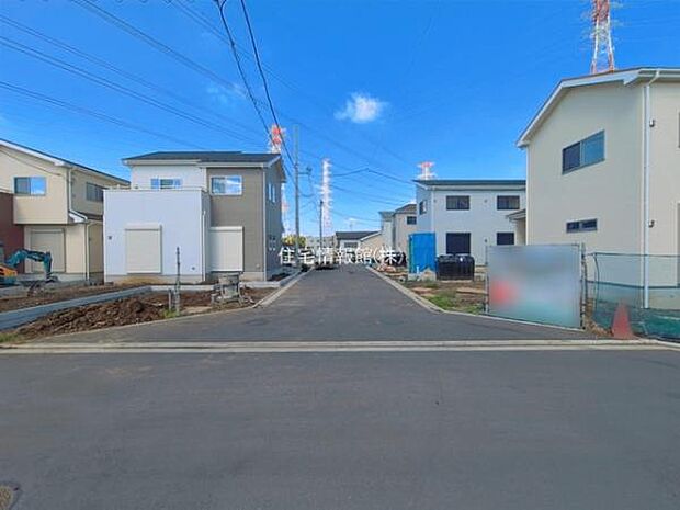 前面道路を含めた現地写真です。