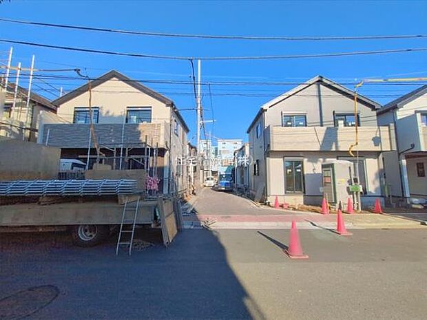前面道路を含めた現地写真です。