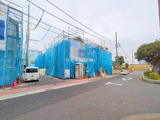 前面道路を含めた現地写真です。