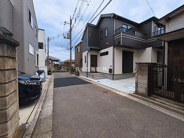 前面道路を含めた現地写真です。