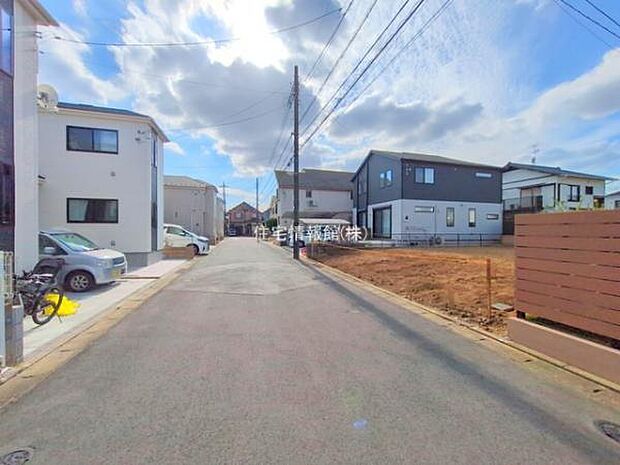 前面道路を含めた現地写真です。