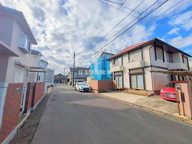 前面道路を含めた現地写真です。