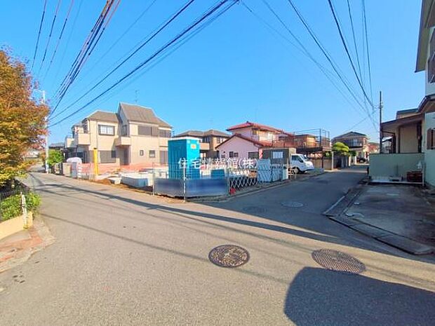 前面道路を含めた現地写真です。