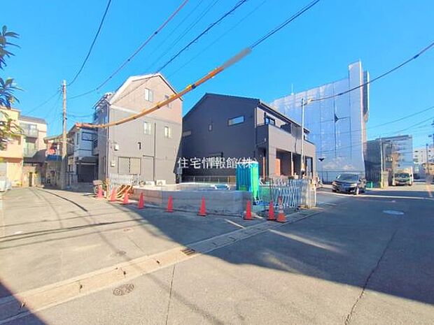 前面道路を含めた現地写真です。