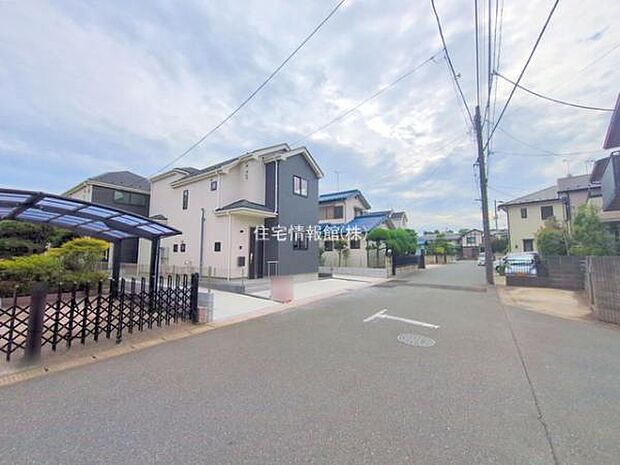 前面道路を含めた現地写真です。