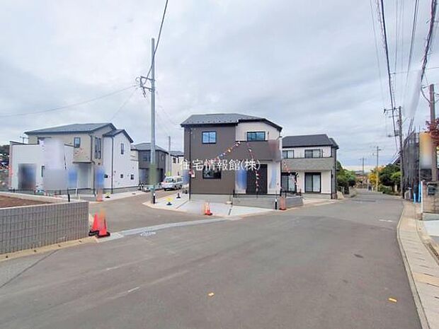 前面道路を含めた現地写真です。