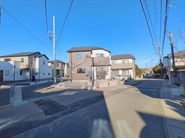 前面道路を含めた現地写真です。