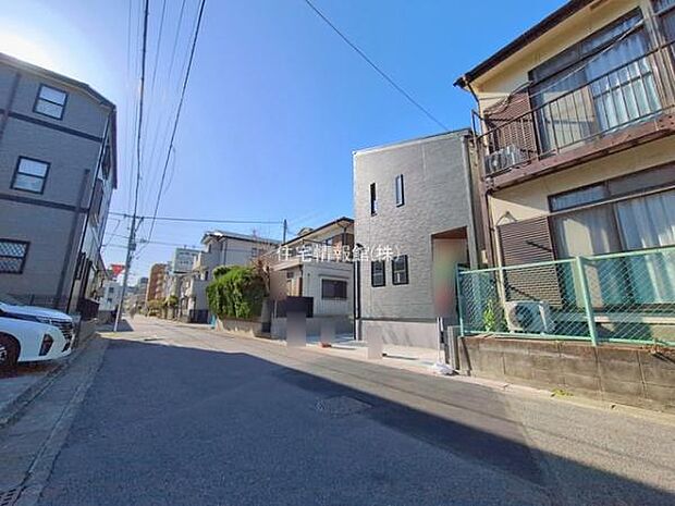 前面道路を含めた現地写真です。