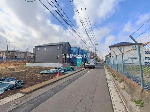 前面道路を含めた現地写真です。