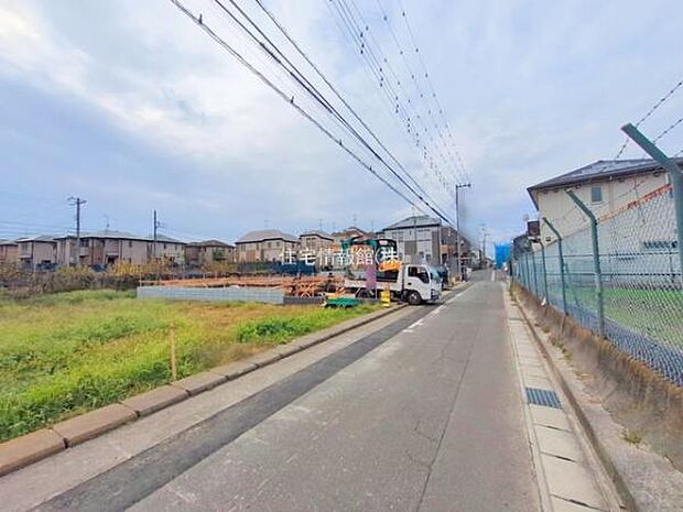 前面道路を含めた現地写真です。