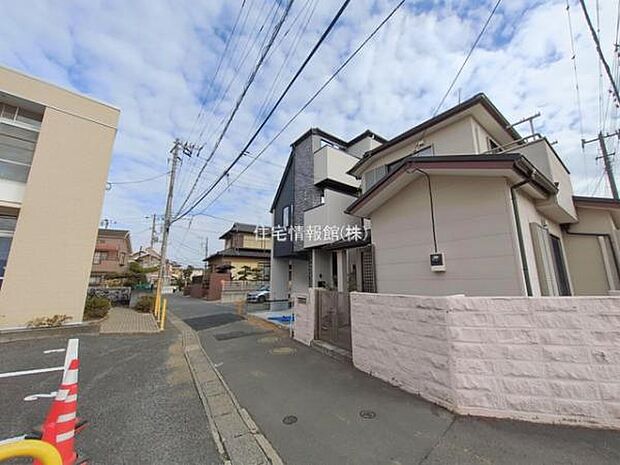 前面道路を含めた現地写真です。