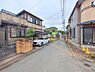 外観：前面道路を含めた現地写真です。