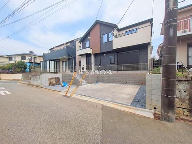 前面道路を含めた現地写真です。