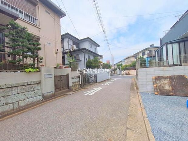 前面道路を含めた現地写真です。