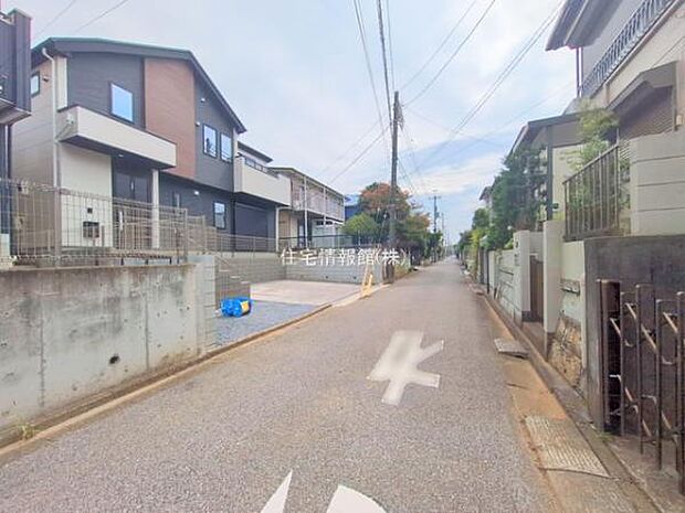 前面道路を含めた現地写真です。