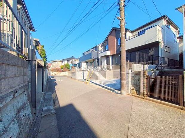 前面道路を含めた現地写真です。