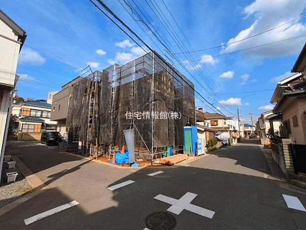 前面道路を含めた現地写真です。