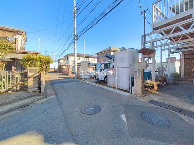 前面道路を含めた現地写真です。