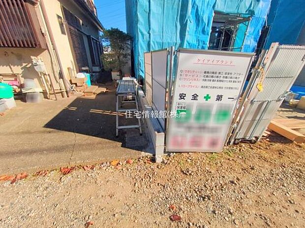 前面道路を含めた現地写真です。