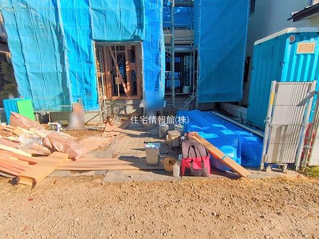 前面道路を含めた現地写真です。