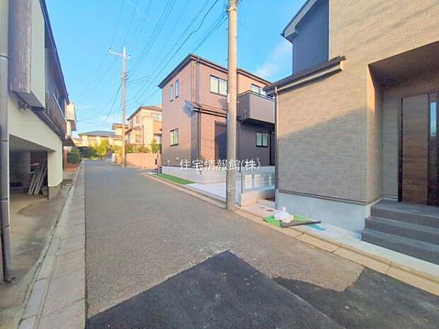 前面道路を含めた現地写真です。