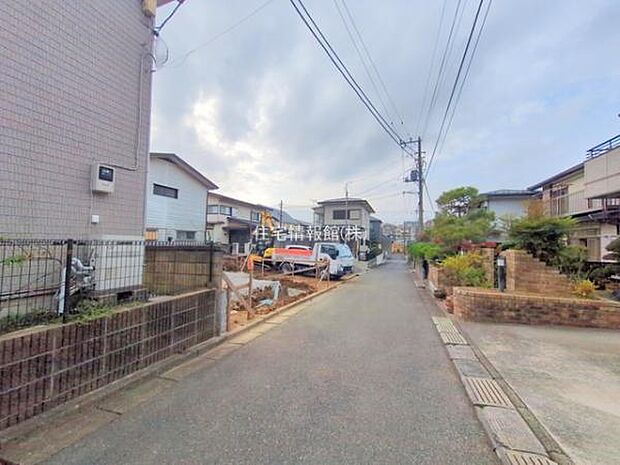 前面道路を含めた現地写真です。