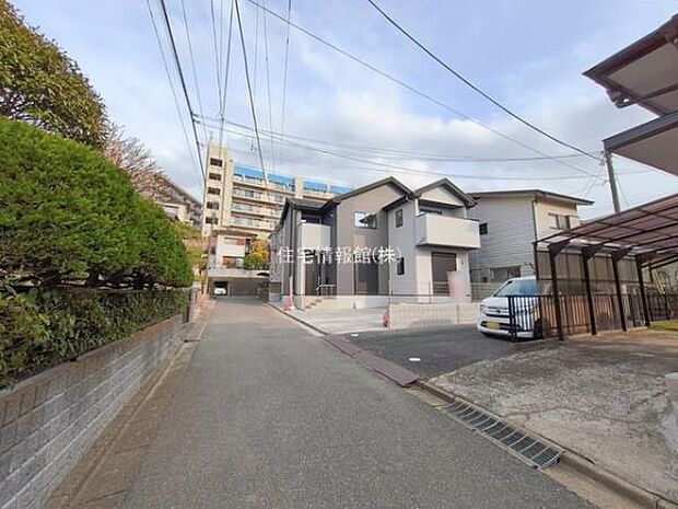 前面道路を含めた現地写真です。