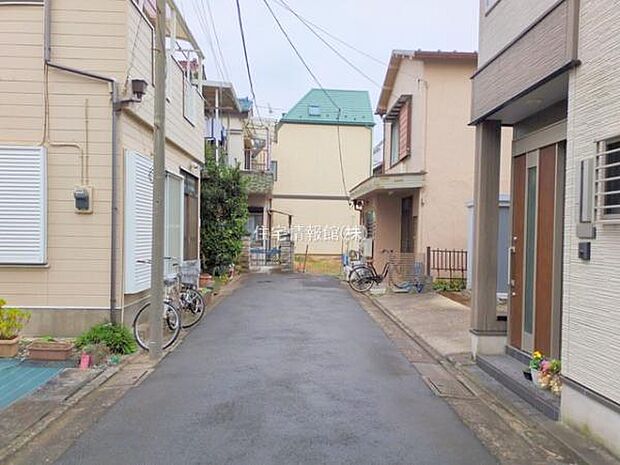 前面道路を含めた現地写真です。