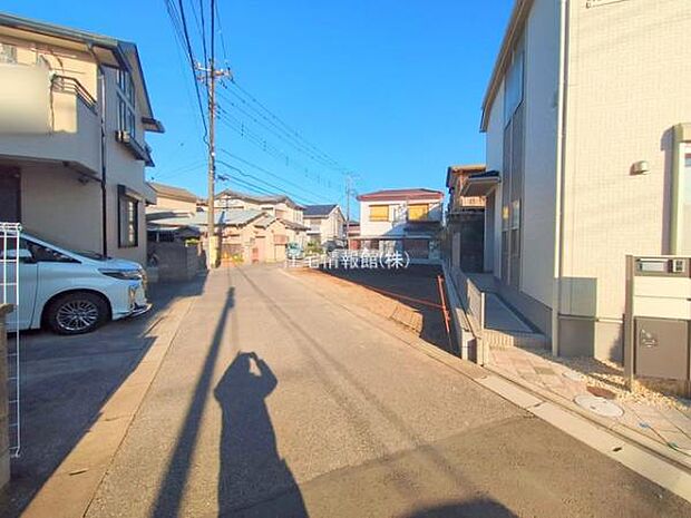 前面道路を含めた現地写真です。