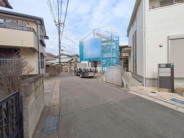 前面道路を含めた現地写真です。