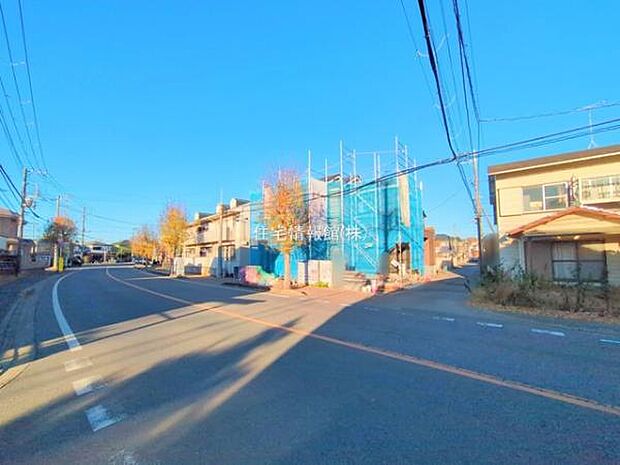 前面道路を含めた現地写真です。