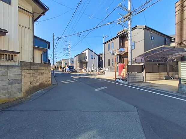前面道路を含めた現地写真です。