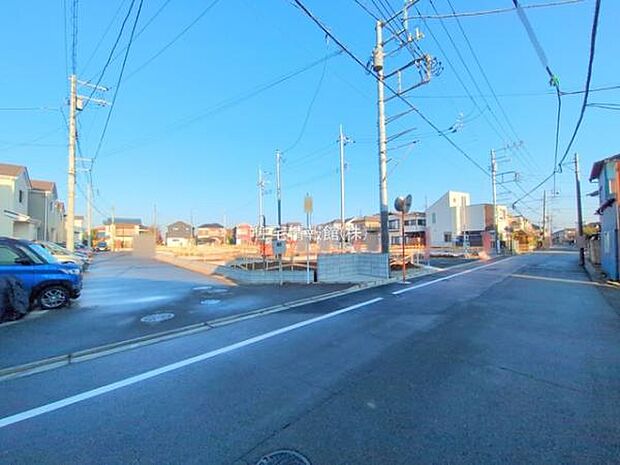 前面道路を含めた現地写真です。