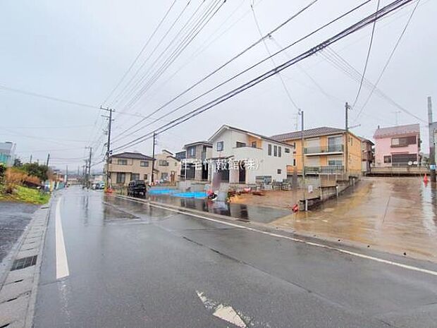 前面道路を含めた現地写真です。