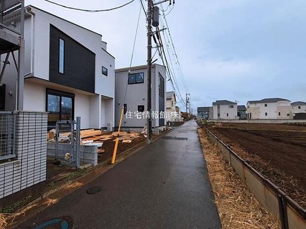 前面道路を含めた現地写真です。