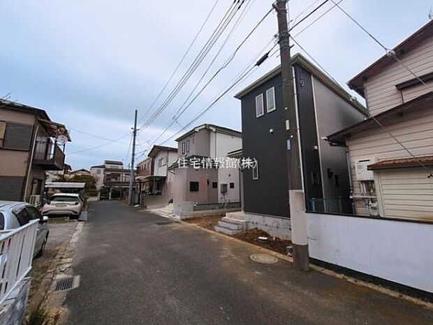 前面道路を含めた現地写真です。