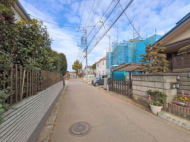 前面道路を含めた現地写真です。