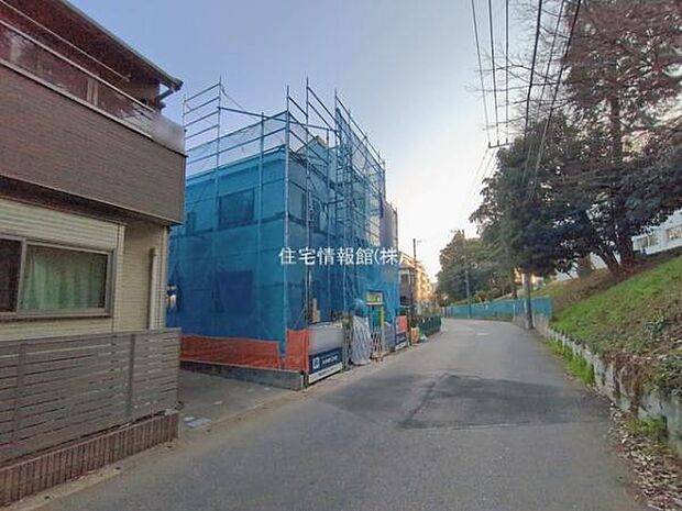 前面道路を含めた現地写真です。