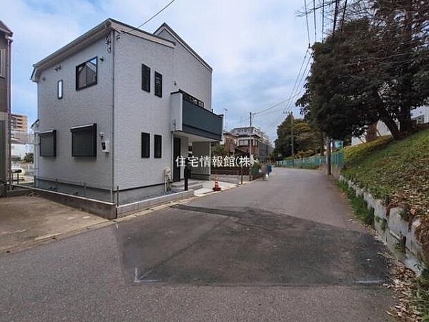 前面道路を含めた現地写真です。