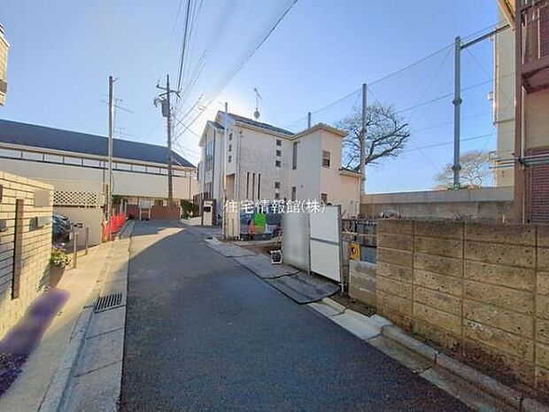 前面道路を含めた現地写真です。