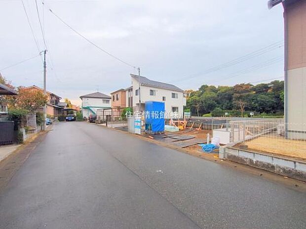 前面道路を含めた現地写真です。