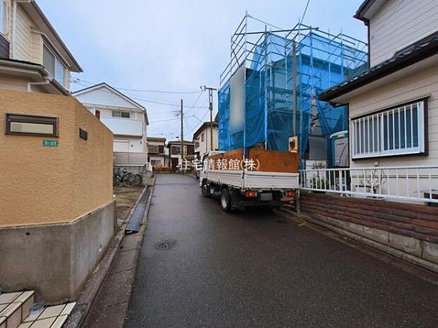 前面道路を含めた現地写真です。